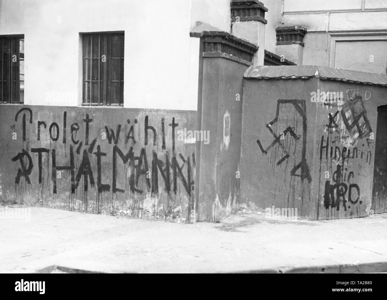 In der Simeonstrasse Kommunisten haben über die Propaganda für Hitler mit eigenen Slogans und Symbole gemalt. Hier ist sichtbar: Eine hing Hakenkreuz und die Inschrift "Prole Thalmann' und 'in die KPD' wählt. Stockfoto