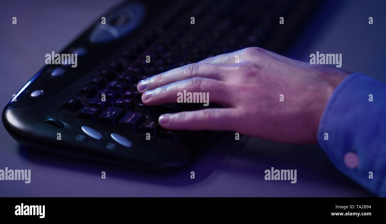 Spiele Online. Gamer Hand auf Tastatur Stockfoto