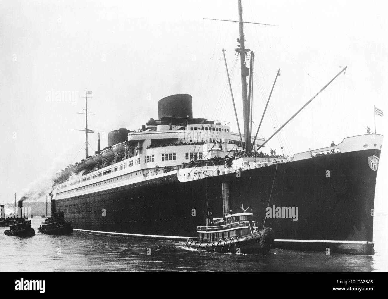 Der Schlepper "John Nichols' zieht das Dampfschiff "Europa" in den Hafen von New York City. Stockfoto