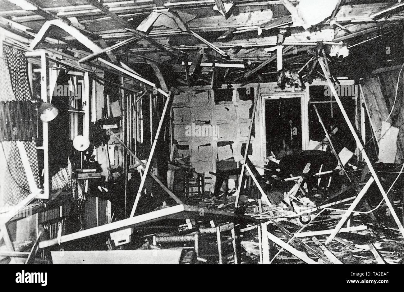 Die Szene des Attentats auf Hitler durch Oberst Stauffenberg am 20. Juli 1944, die den Briefing Room in Hitlers Hauptquartier "Wolf's Lair" in der Nähe von Rastenburg in Ostpreußen zerstört. Der kleine Kreis mit einem Pfeil zeigt die Position von Adolf Hitler zum Zeitpunkt der Explosion. Stockfoto