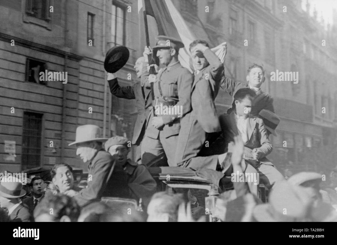 Ein Offizier der Armee und Zivilisten mit der Flagge der Republik auf ein Auto in Madrid. Stockfoto