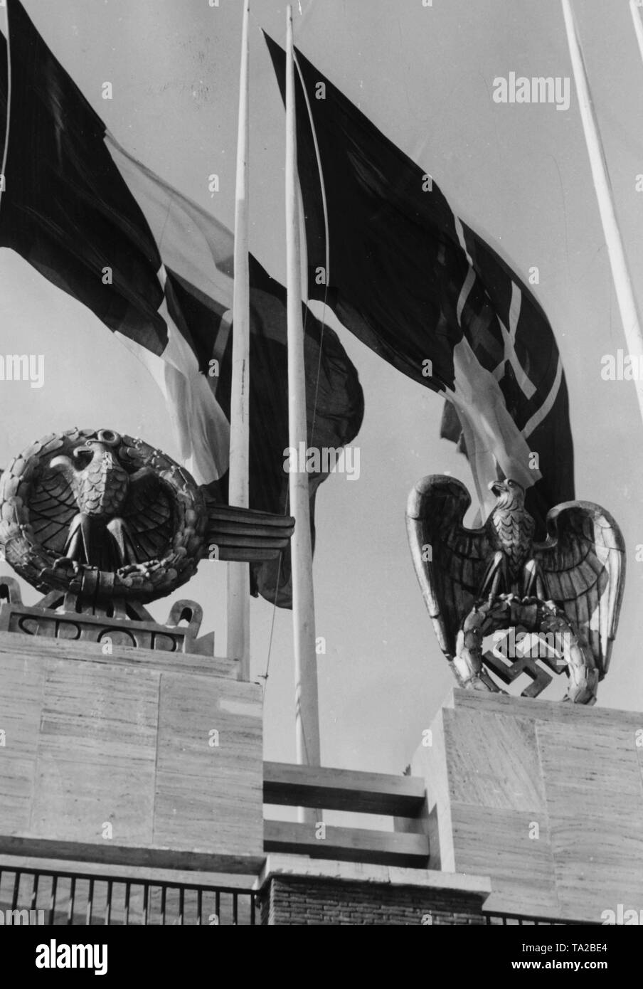 Undatiertes Foto einer faschistischen Adler als Symbol für Mussolinis Italien, und einem imperialen Adler mit Hakenkreuz, die für das nationalsozialistische Deutschland steht. Stockfoto