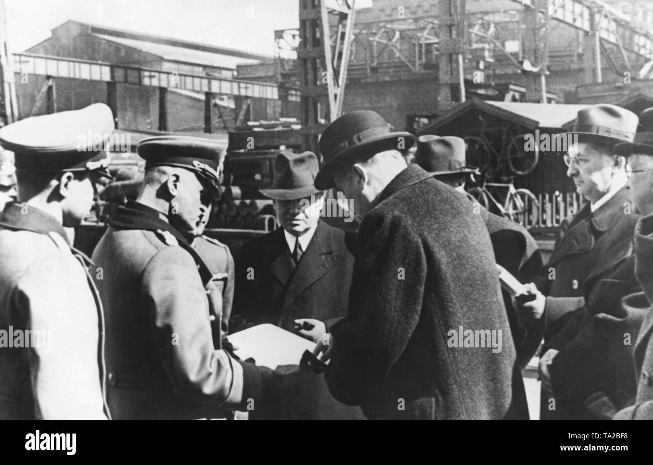 Generaloberst Johannes Blaskowitz (2. von links) besuche einen Skoda Werk in Pilsen. Seit März 1939 sind die Gebiete von Böhmen und Mähren hatten unter deutscher Besatzung wurde. Stockfoto