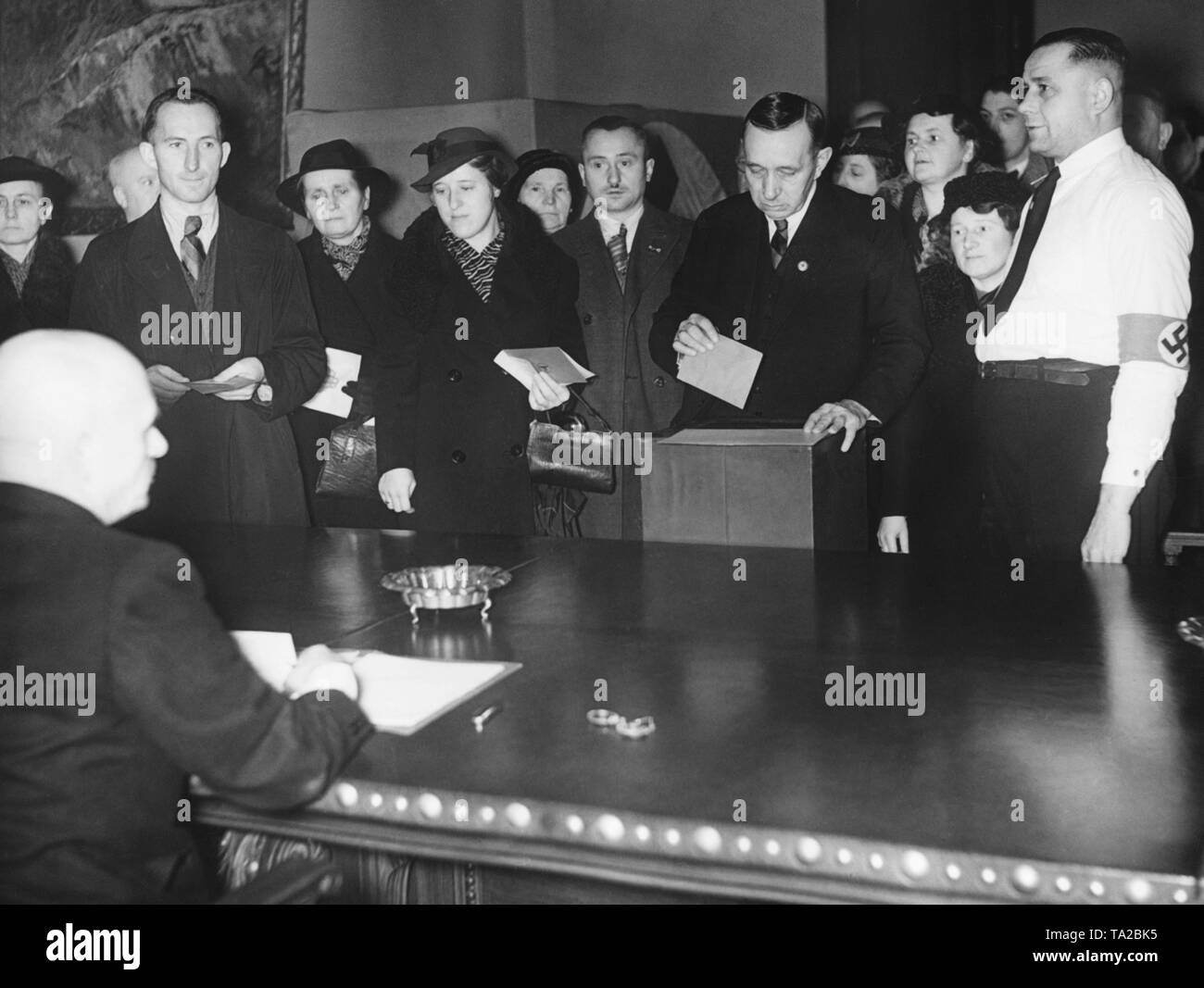 Die Wahl erfolgt im Stadtteil 'Horst Wessel' (jetzt) in Palisadenstrasse Friedrichshain, Berlin. In der Volksabstimmung, abgegebenen Stimmen über die Annexion des Sudetenlandes an das Deutsche Reich. Stockfoto