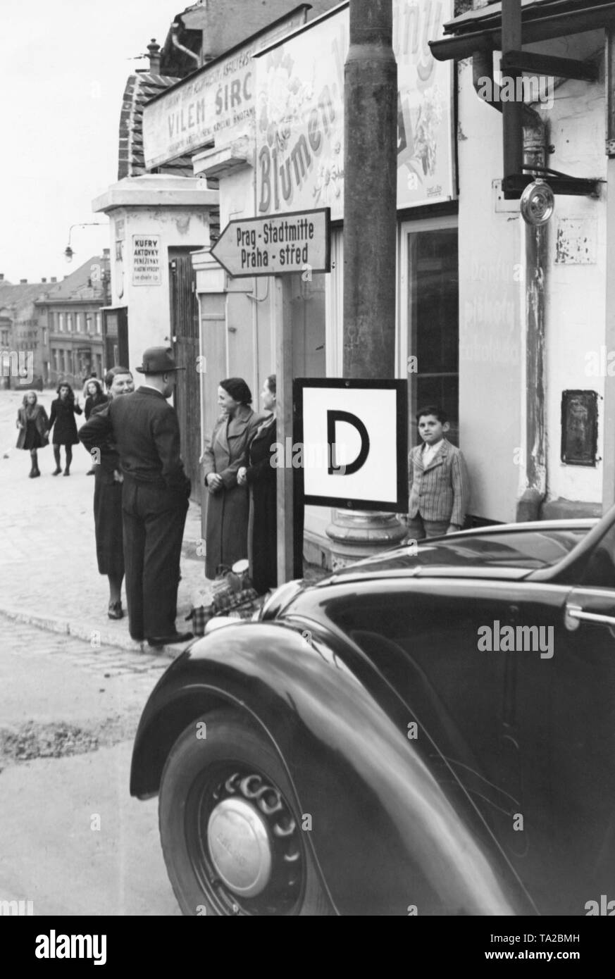 Im Protektorat Böhmen und Mähren, errichtet wurden Schilder mit einem "D". Diese Schilder weisen den Weg nach Deutschland. Das Protektorat Böhmen und Mähren wurde im März 1939 gegründet. Stockfoto