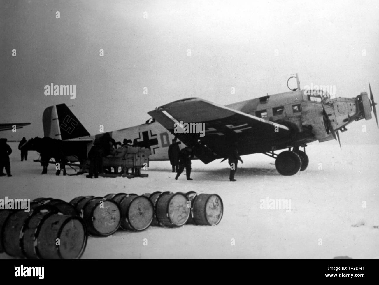 Ein Junker 52 wird auf einem Flugplatz außerhalb der Demjansk Pocket die eingeschlossenen Soldaten aus der Luft zu versorgen. Foto der Propaganda Firma (PK): kriegsberichterstatter Gerlach. Stockfoto
