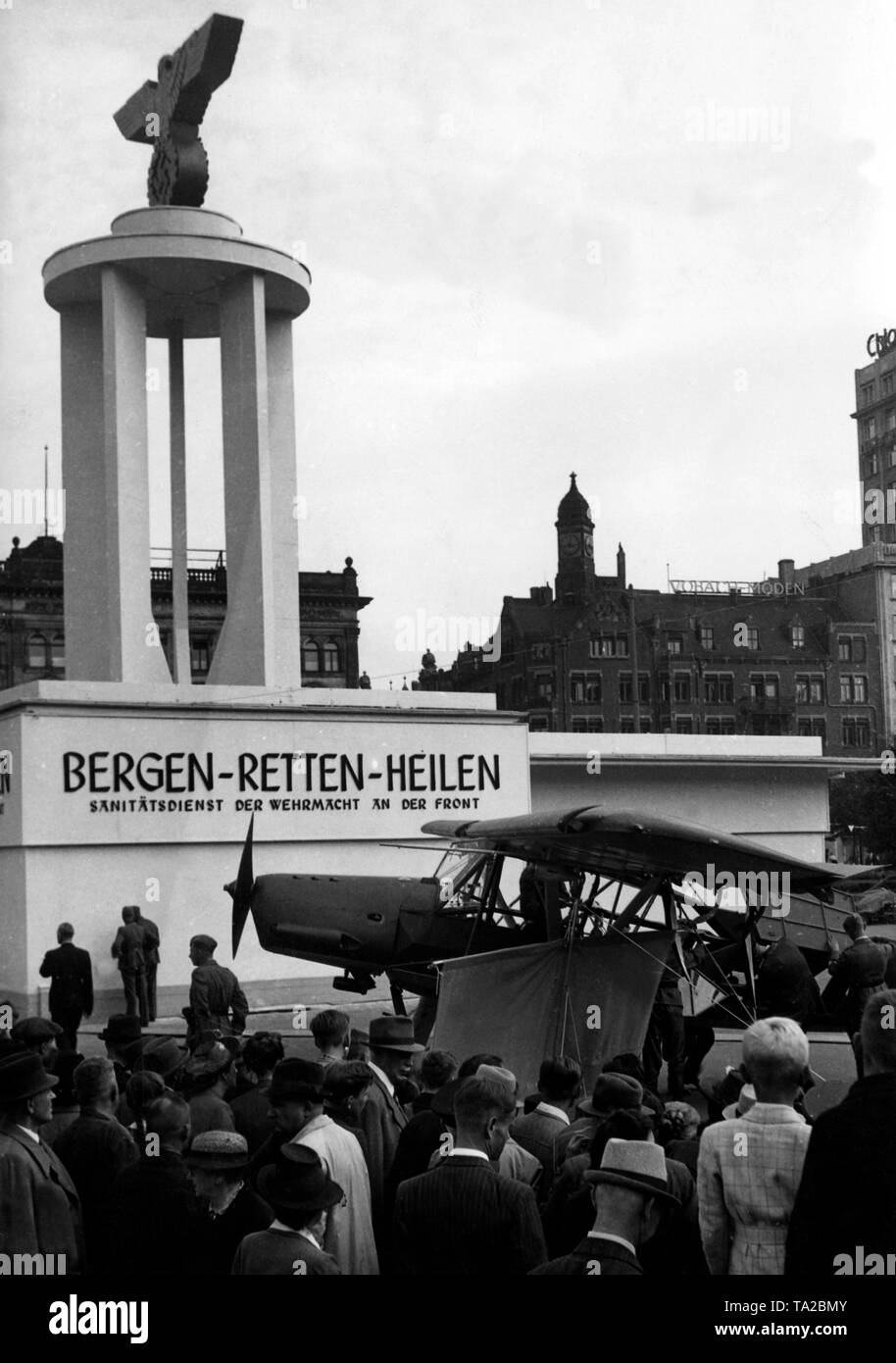 Ausstellungshalle der Wehrmacht mit dem Titel "Bergen-Retten - Heilen" und dem Untertitel anitaetsdienst der Wehrmacht an der Front' ('medizinischen Dienst der Wehrmacht an der Vorderseite') an der Kriegsherbstmesse (Krieg Herbstmesse) in Leipzig. Im Vordergrund, ein ausgestellt Sanitaets-Fieseler - Storch (Fieseler Fi 156), die schwer verletzten Personen zu transportieren verwendet wurde. Stockfoto