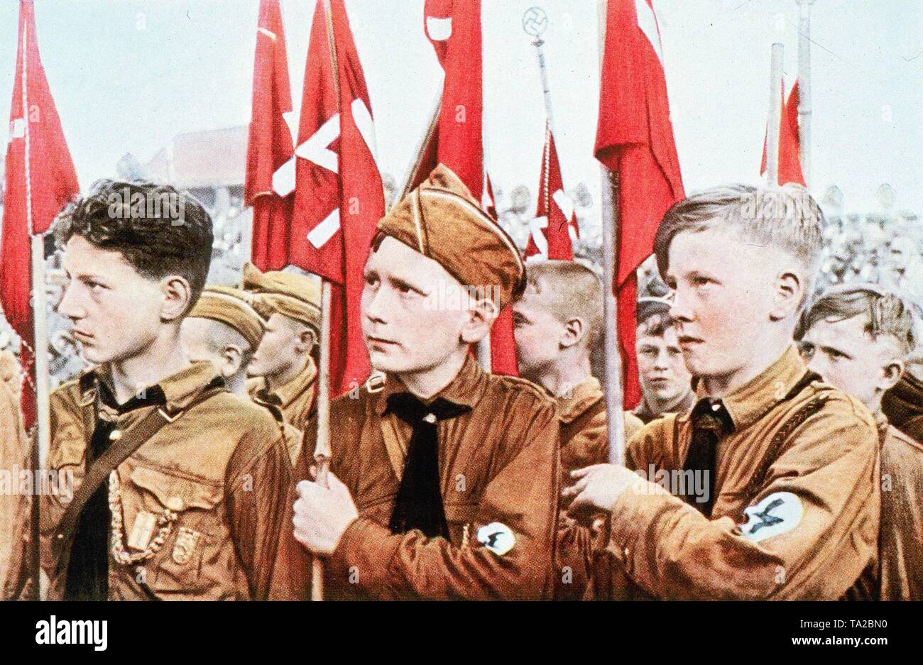 Mitglieder des Jungvolk, eine Unterteilung der Hitlerjugend mit ihren Wimpeln auf einer Kundgebung der NSDAP. Stockfoto