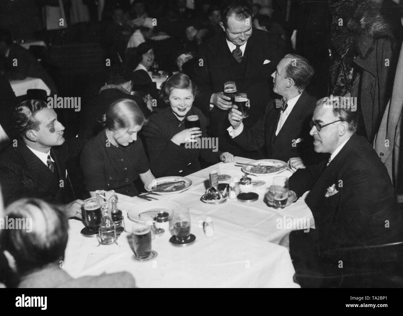 Arbeitslose Schauspieler Besuch der Franziskaner. Die zweite von links Marie-Luise Claudius, carsta Laeck, zweiter von rechts Eugen Rex. Stockfoto