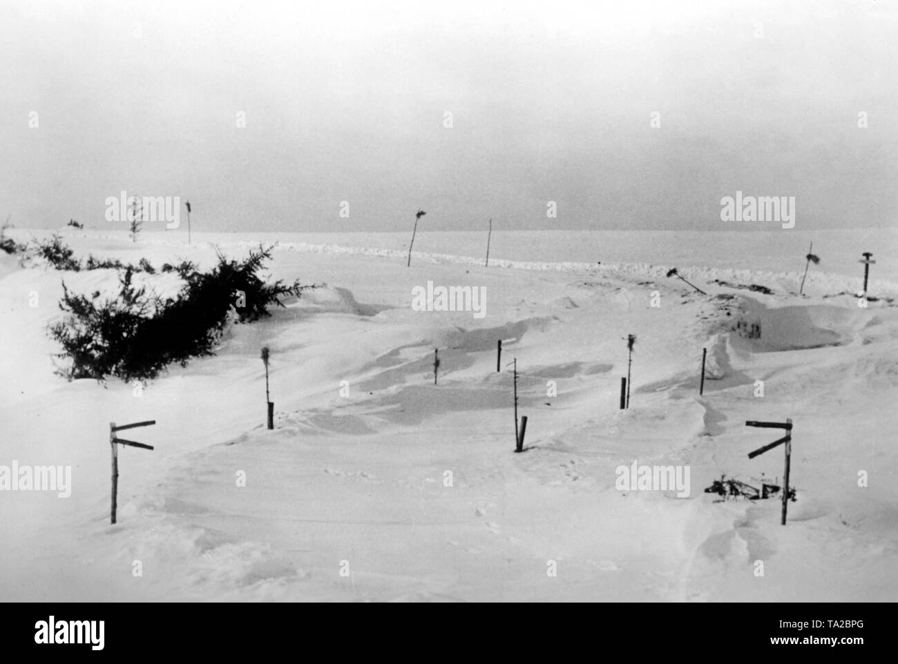 Eine Versorgung Straße fast vollständig im Schnee an der Ostfront. Stücke, die auf der Straße eine Vorstellung davon geben?? der Straße ausgerichtet. Foto der Propaganda Firma (PK): kriegsberichterstatter Hackl. Stockfoto
