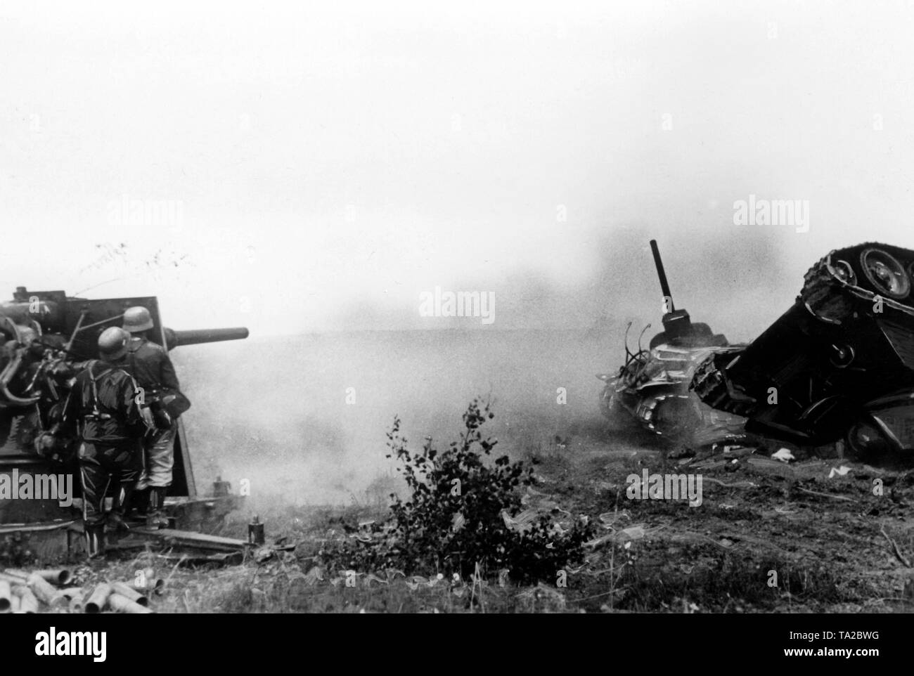 Deutsche Soldaten verwendet einen 88-mm-Kanone (88) gegen Panzer nördlich der Stadt Orjol. Bild vom akkreditierten corrospondent Lachmann (Propaganda). Stockfoto