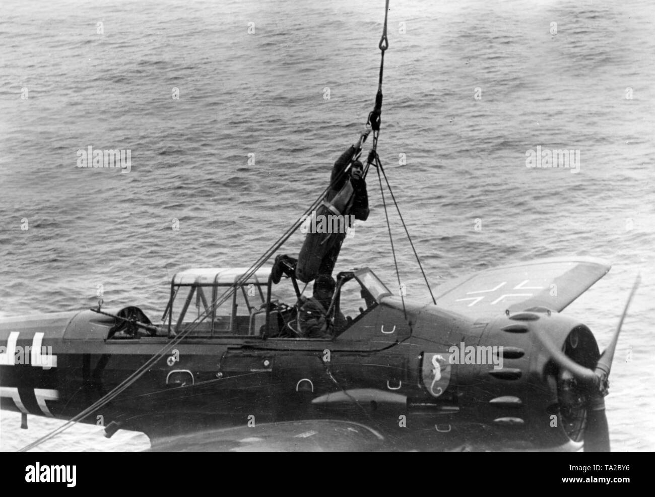 Der Beobachter einer Arado Ar 196 Haken sein Motor in den Kranhaken, mit dem der Motor zurück an Bord des Kriegsschiffes - Mai 1941 gezogen werden. Foto: langegger Stockfoto