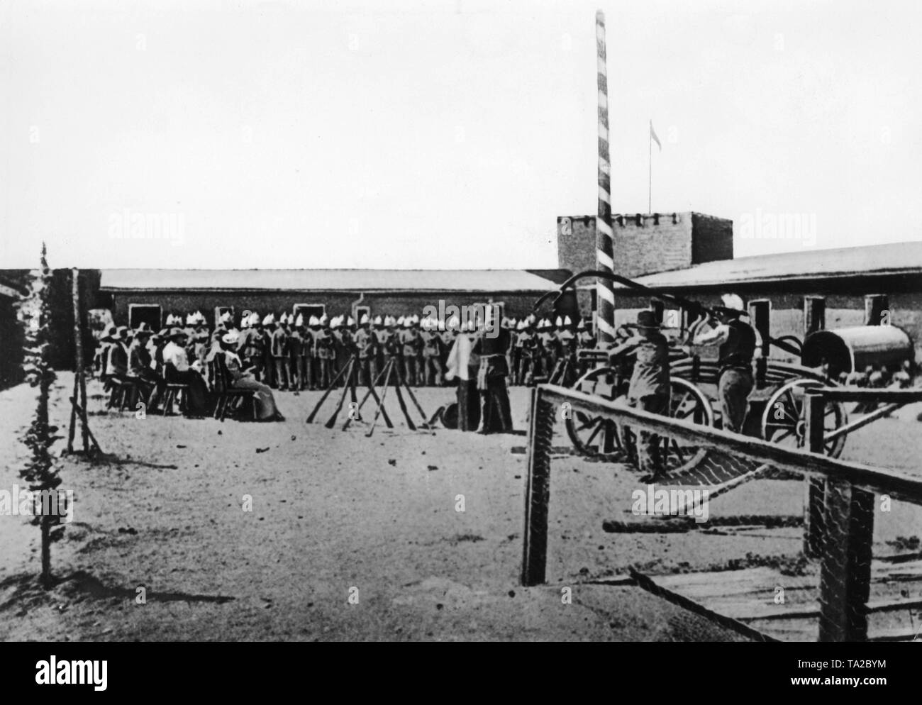 Festliche Service in einer Kaserne in der Nähe von Windhoek, von Curt von Francois, gegründet 1890, auf dem Gebiet der ehemaligen deutschen Kolonie Deutsch-Südwest-Afrika. Stockfoto
