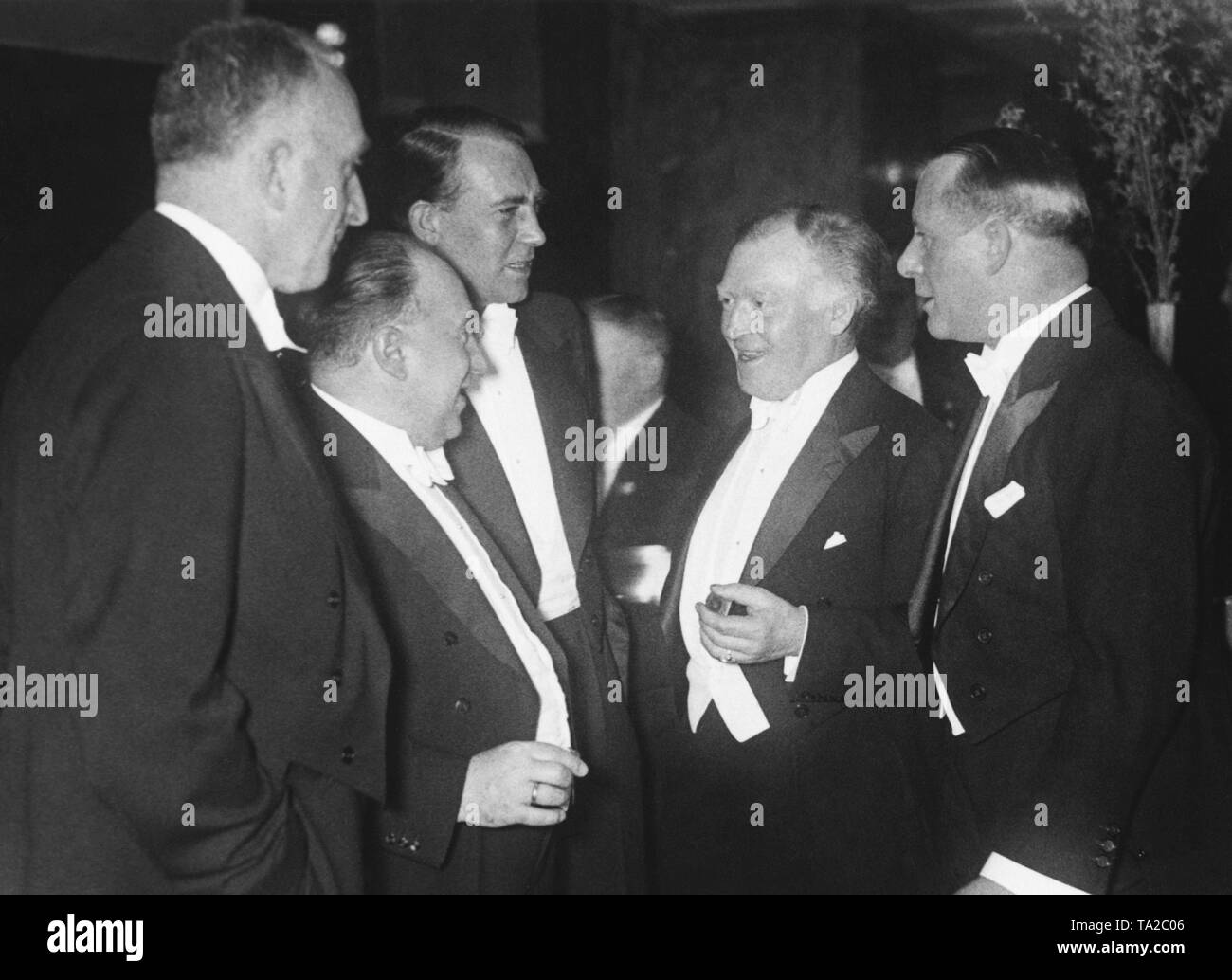 Präsident der Reichsfilmkammer Fritz Scheuermann, Staatssekretär Walther Funk, Schauspieler Mathias Wiemann, Schauspieler Werner Krauss und der Leiter der Fachschaft Film der Reichsfilmkammer Carl Auen an der Berliner Film Ball. Stockfoto