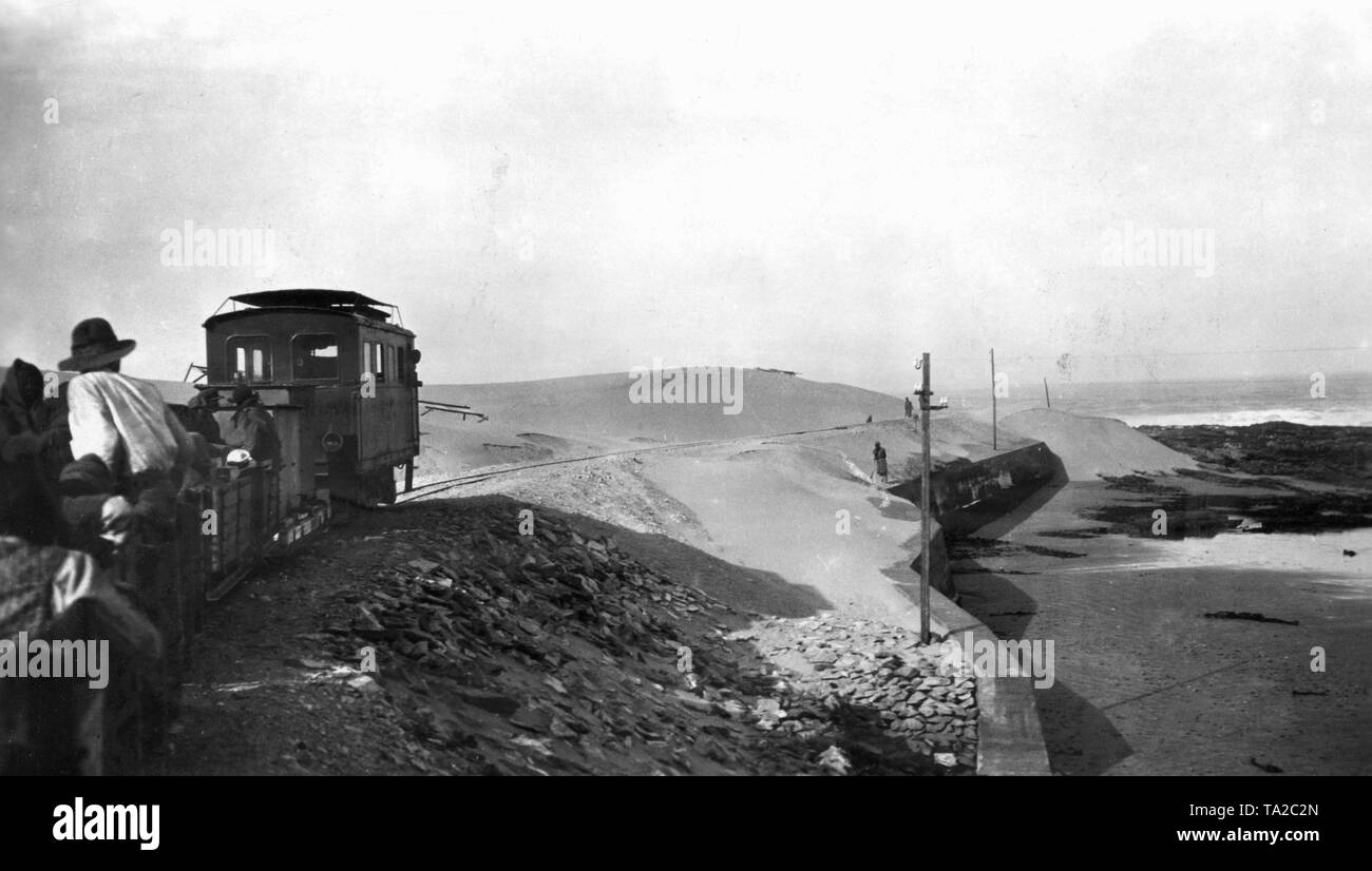 Die pomona Grubenbahn in Deutsch Süd West Afrika, der durch die wanderdünen reiste, lieferte die Diamond Bergbauunternehmen mit Material und Essen. Stockfoto