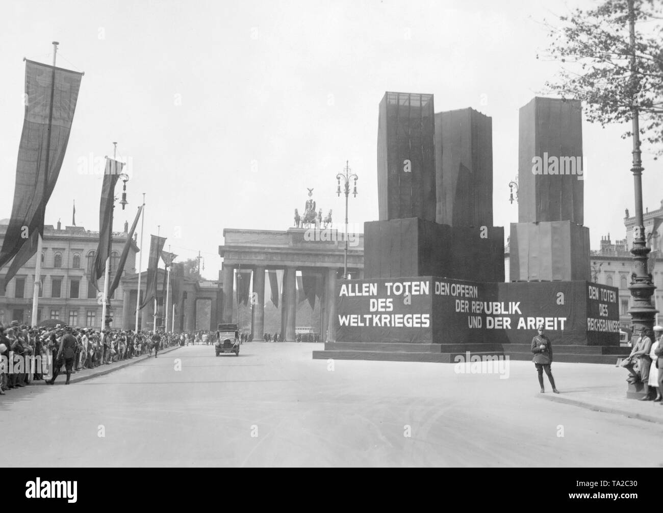 Mitglieder des Reichsbanner errichtet ein Denkmal zu Ehren der Toten des Weltkrieges, die Republik, die Arbeit und das Reichsbanner, vor dem Brandenburger Tor am Pariser Platz der Helden Heldengedenktag (Tag) der Rechte entgegen zu wirken. Stockfoto