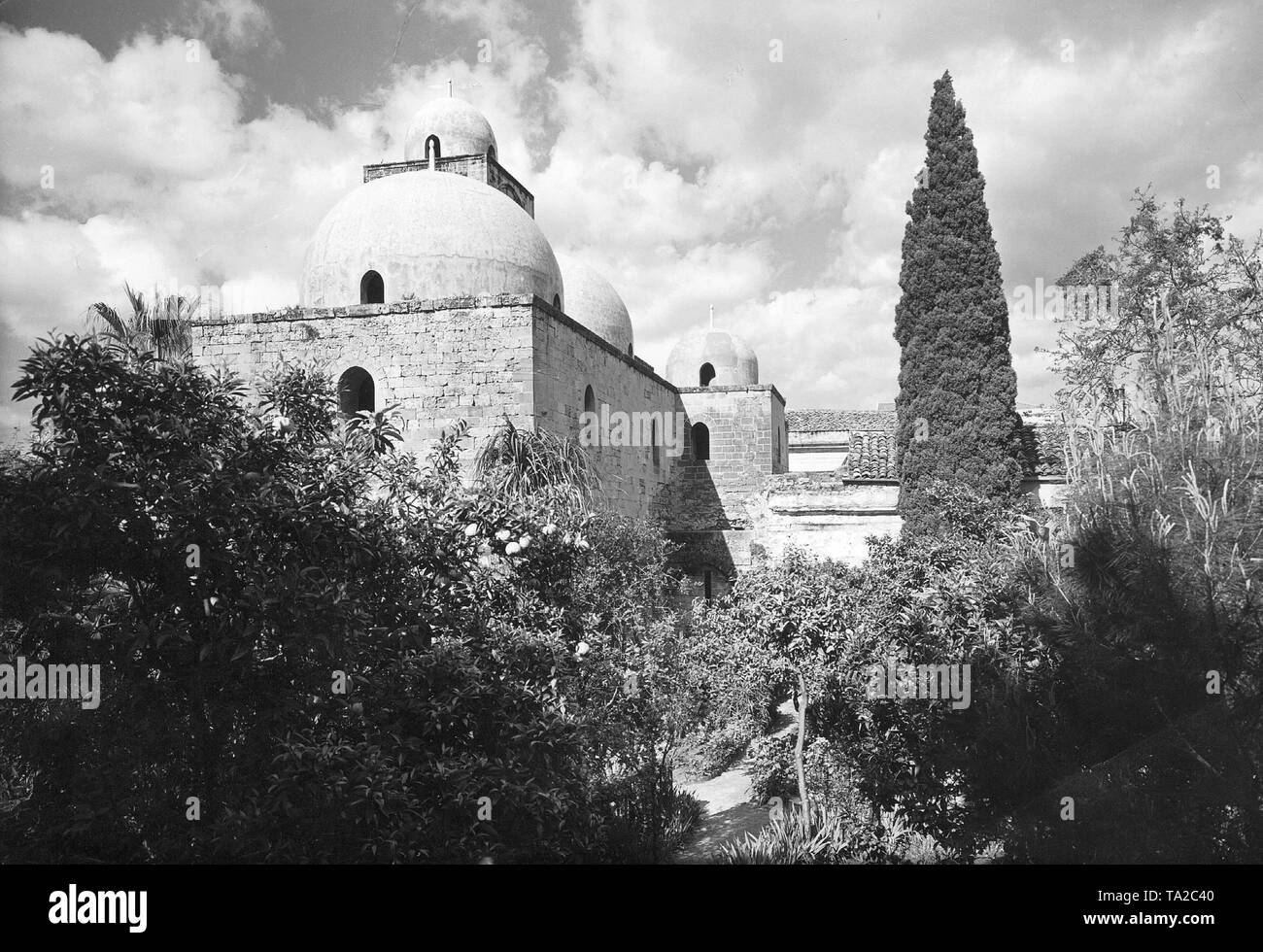 San Giovanni degli Eremiti (St. John des Eremiten) ist eine Kirche in eine Moschee in 1132 und ein Wahrzeichen von Palermo gebaut. Die Kuppeln sind der Nachweis einer arabischen Einfluss. Stockfoto