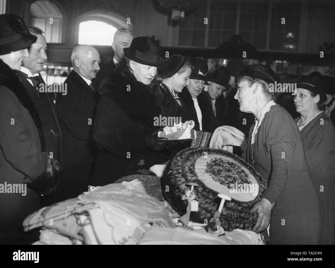 Dieses Foto zeigt den Verkäufern und Kunden mit dem Verkauf der Deutschen Centralhilfe der Adelsgesellschaft im Hotel Esplanade. Stockfoto