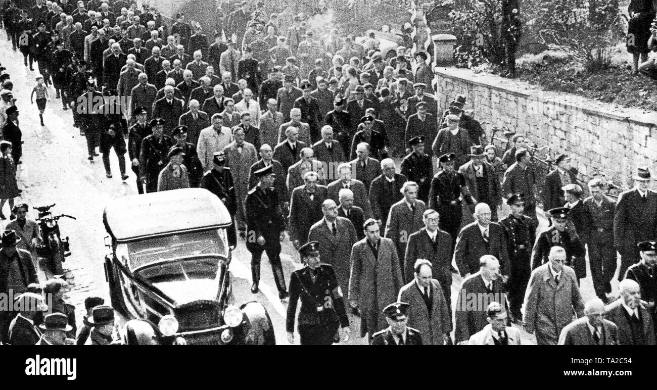 Die Deportation von Juden in Konzentrationslager Dachau nach der Kristallnacht, Baden-Baden, 10. November 1938 (s/w-Foto) Stockfoto