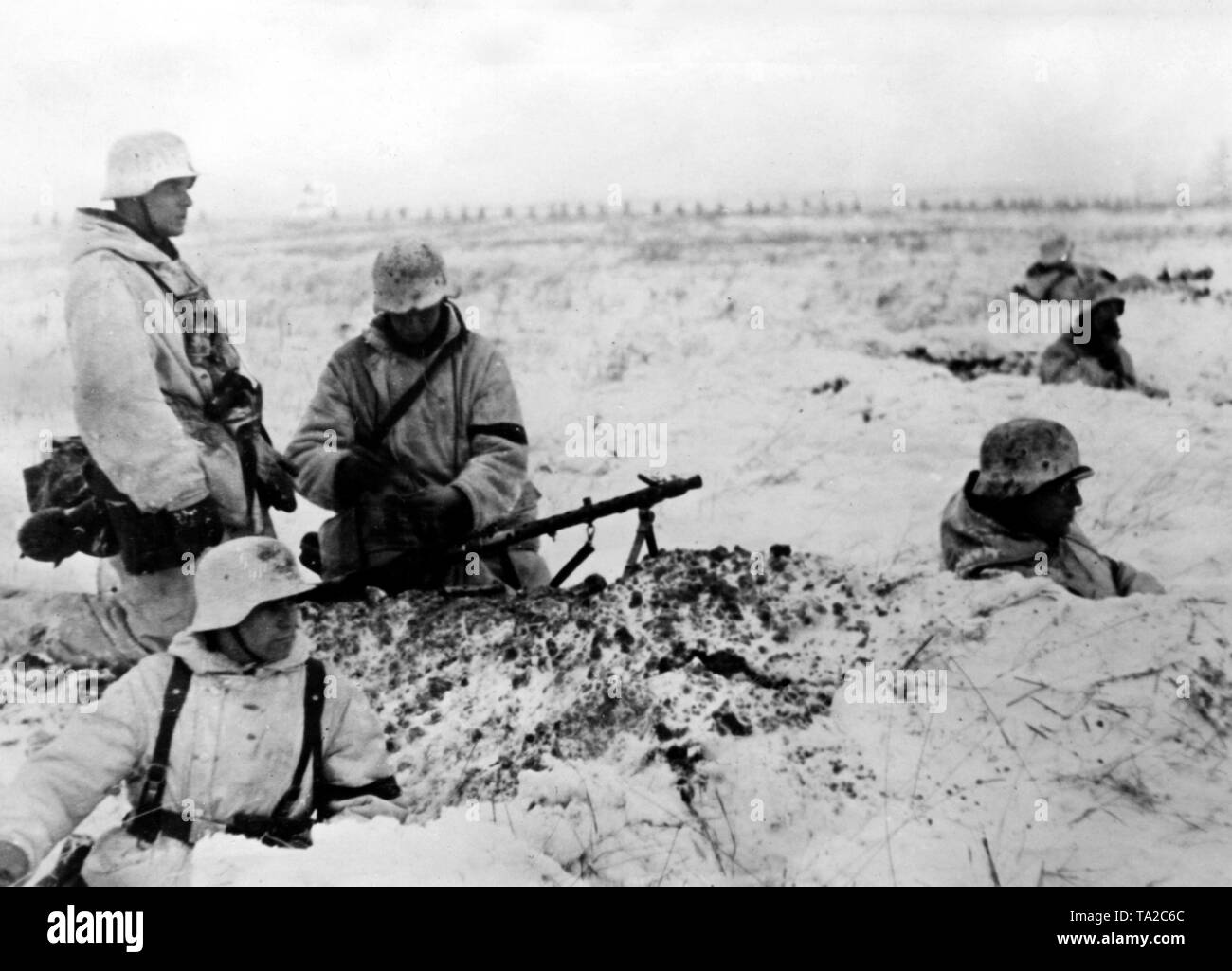 Soldaten der SS sich verschanzen in einzelnen foxholes selbst für einen Angriff zu stemmen. Foto der Propaganda Firma (PK): SS Kriegsberichterstatter Tufts. Stockfoto