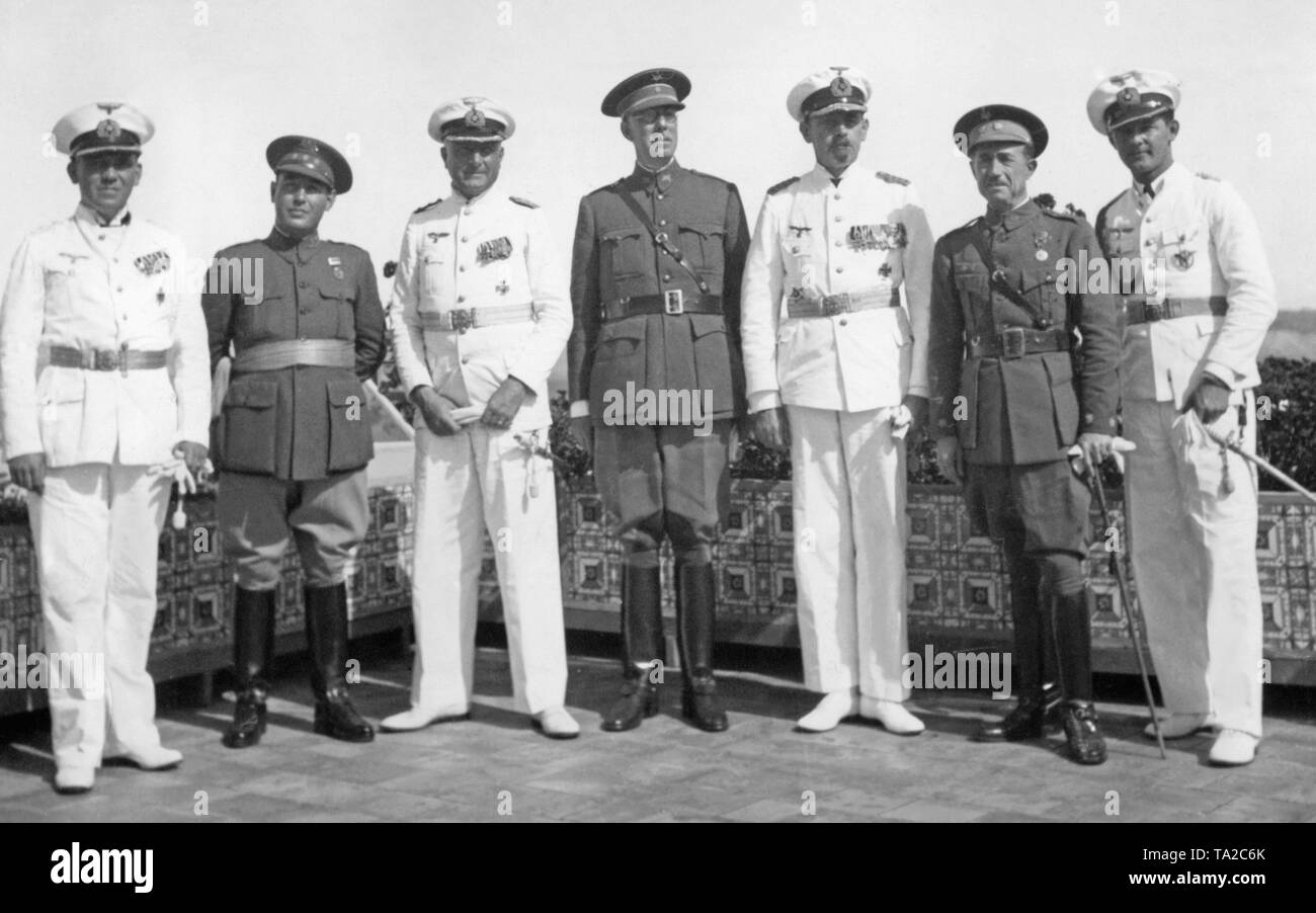 Eine Gruppe von Deutschen Marineoffiziere Der Schwere Kreuzer Deutschland und der spanischen Offiziere auf der Terrasse des Deutschen Konsulats in Larache, Spanisch Marokko 1937. Von links nach rechts: Kommandant Otto Klüber, Capitan Carlos Calvo, Kommandant der Deutschland Kapitän Paul Fanger, Comandante (Major) Dorrego, Kommandeur des deutschen Seestreitkräfte vor Spanien Stellvertreter Admiral Rolf Carls, Teniente Coronel (oberstleutnant), Eduardo de Losas, Kapitän Seeliger links. Stockfoto