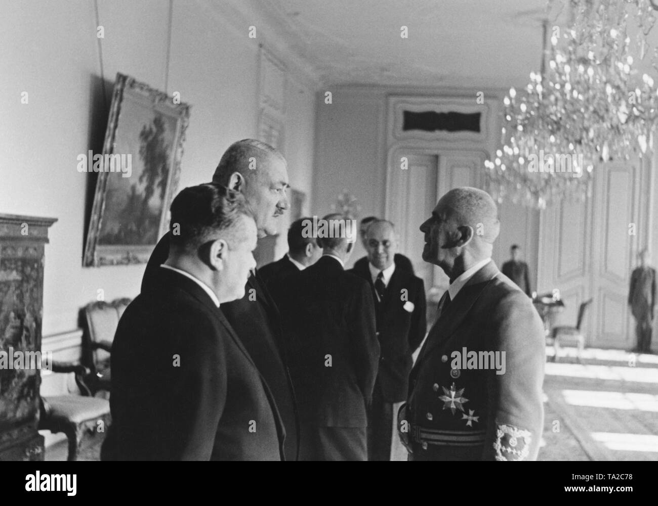Reich Protector Wilhelm Frick (rechts) im Gespräch mit den Mitgliedern des Tschechischen Protektorat auf der Prager Burg. Nach der Ermordung von Reinhard Heydrich Wilhelm Frick ist als Reich Protector von Böhmen und Mähren ernannt. Stockfoto