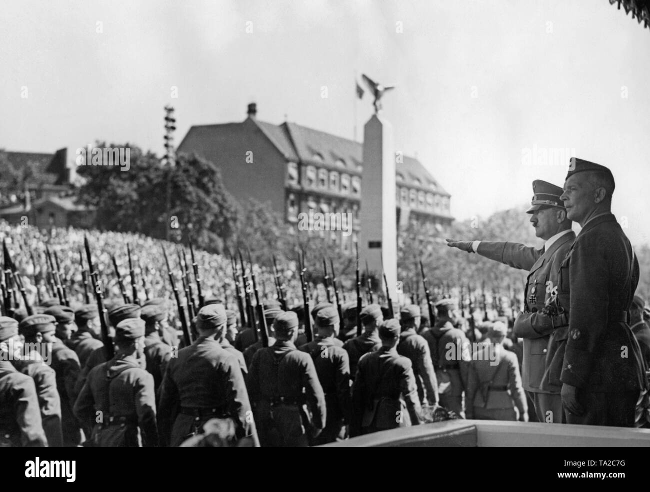 Foto der Führer, Adolf Hitler, die den Hitlergruß zu Die marschierenden Legionäre der Legion Condor auf der Ost-West-Achse (vor dem Charlottenburger Chaussee, jetzt die Straße des 17. Juni) vor der Technischen Universität am 6. Juni 1939. Neben ihm steht der Kommandant der Legion Condor, Major General Wolfram Freiherr von Richthofen. Stockfoto