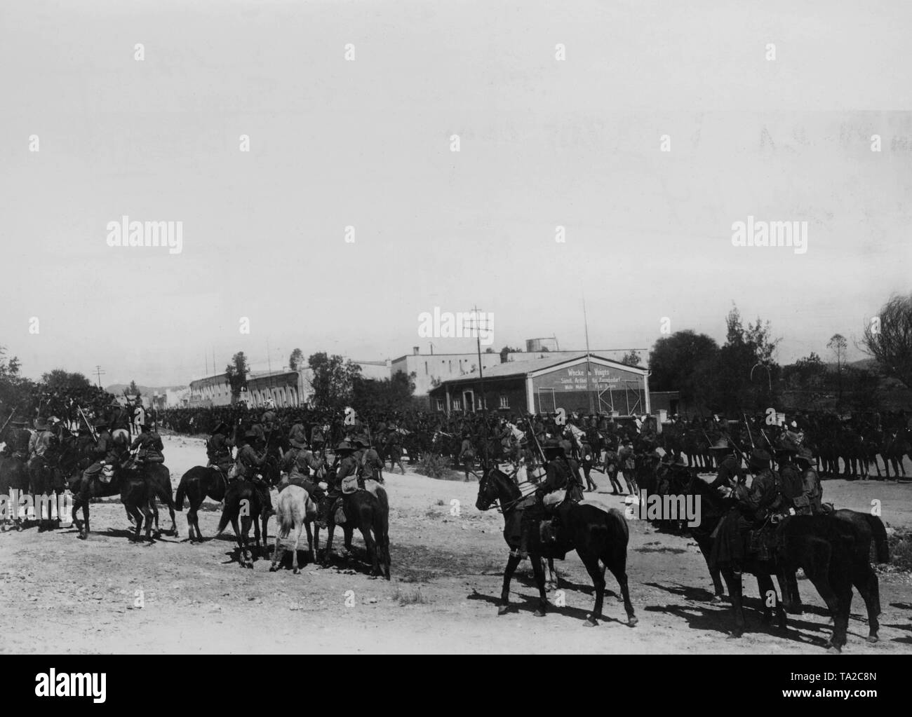 Eintrag der Englischen und Buren in Windhoek auf dem Gebiet der ehemaligen deutschen Kolonie Deutsch Südwestafrika zu Beginn des Ersten Weltkriegs. Stockfoto