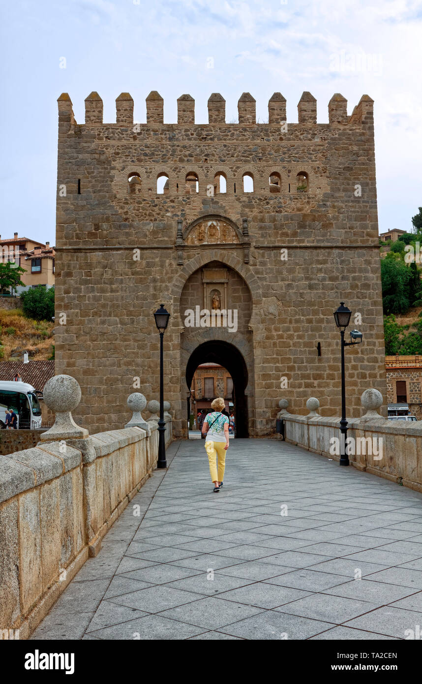 St. Martin's Bridge, original 13. Jahrhundert, Stein Festung Turm, die alte Stadtmauer; Mittelalter; Frau wandern, UNESCO-Welterbe; Europa; Toledo; Sp Stockfoto