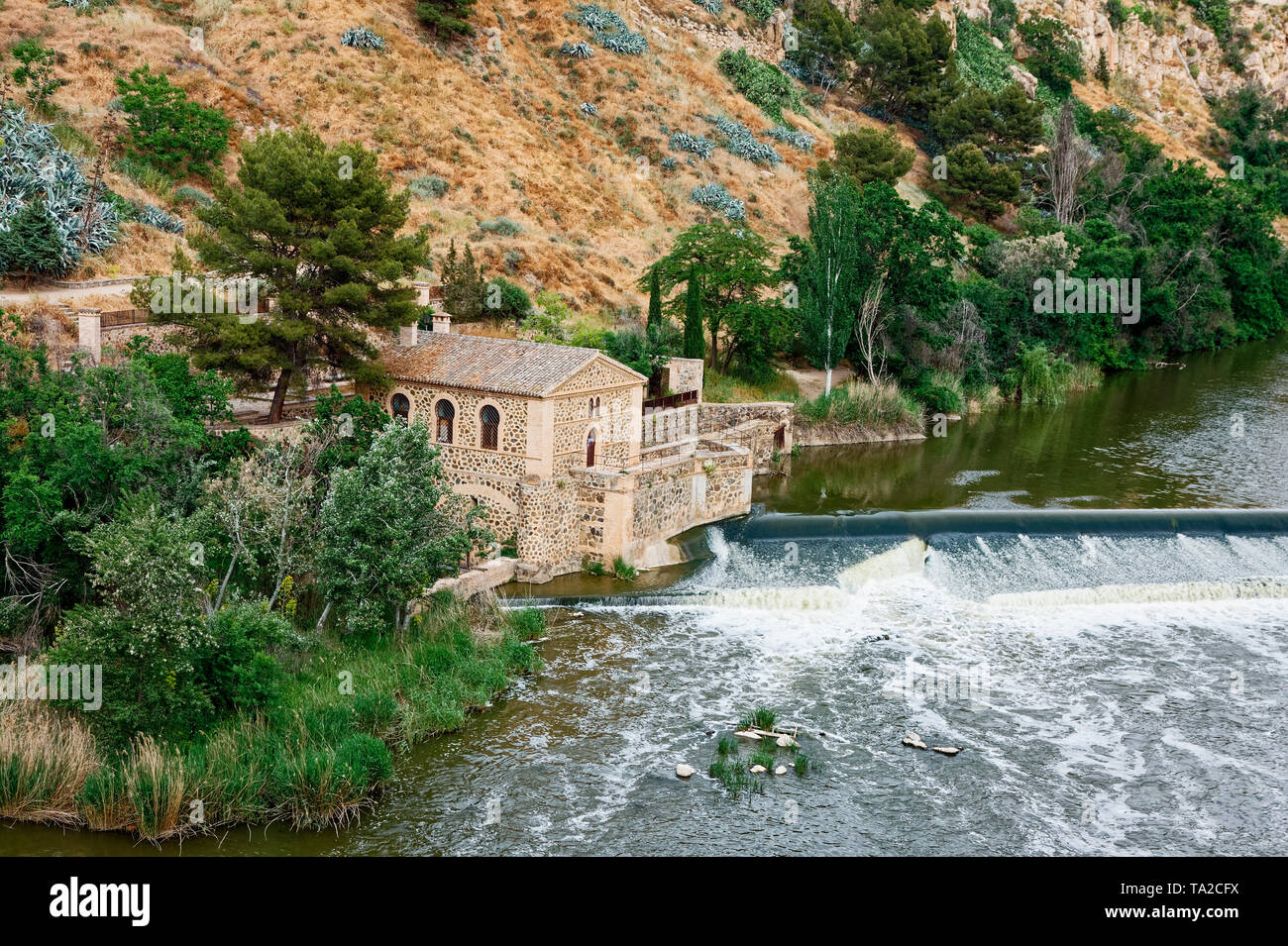Dam; Fluss Tejo; in der Nähe von St. Martin Brücke, alte Gebäude aus Stein, Hügel, Wasser, Europa; Toledo; Spanien; Feder; horizontal Stockfoto