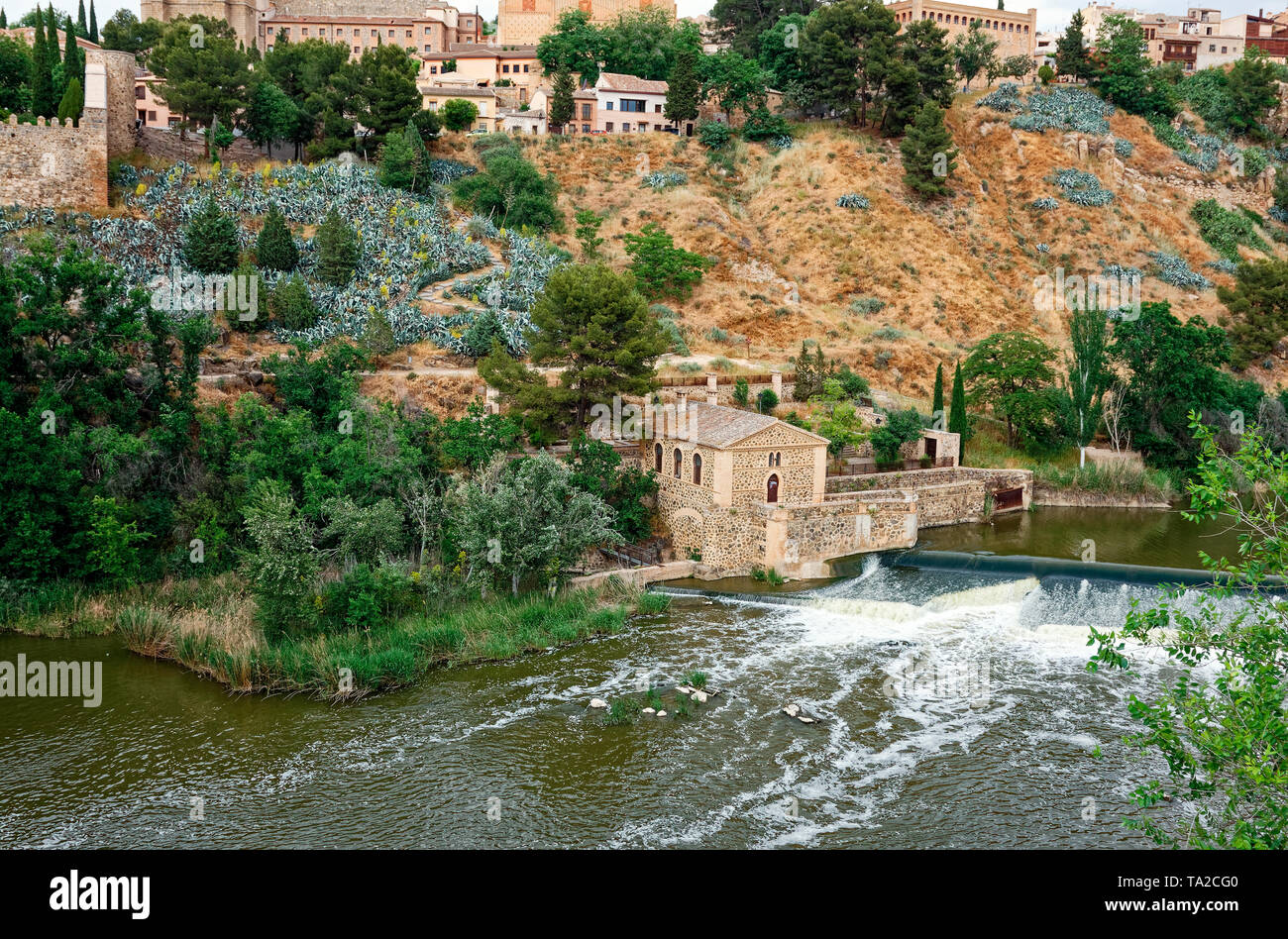 Dam; Fluss Tejo; in der Nähe von St. Martin Brücke, alte Gebäude aus Stein, Hügel, Wasser, Landschaft, alte Stadtmauer; Mittelalter; UNESCO-Website; Europa; Toledo; Spai Stockfoto