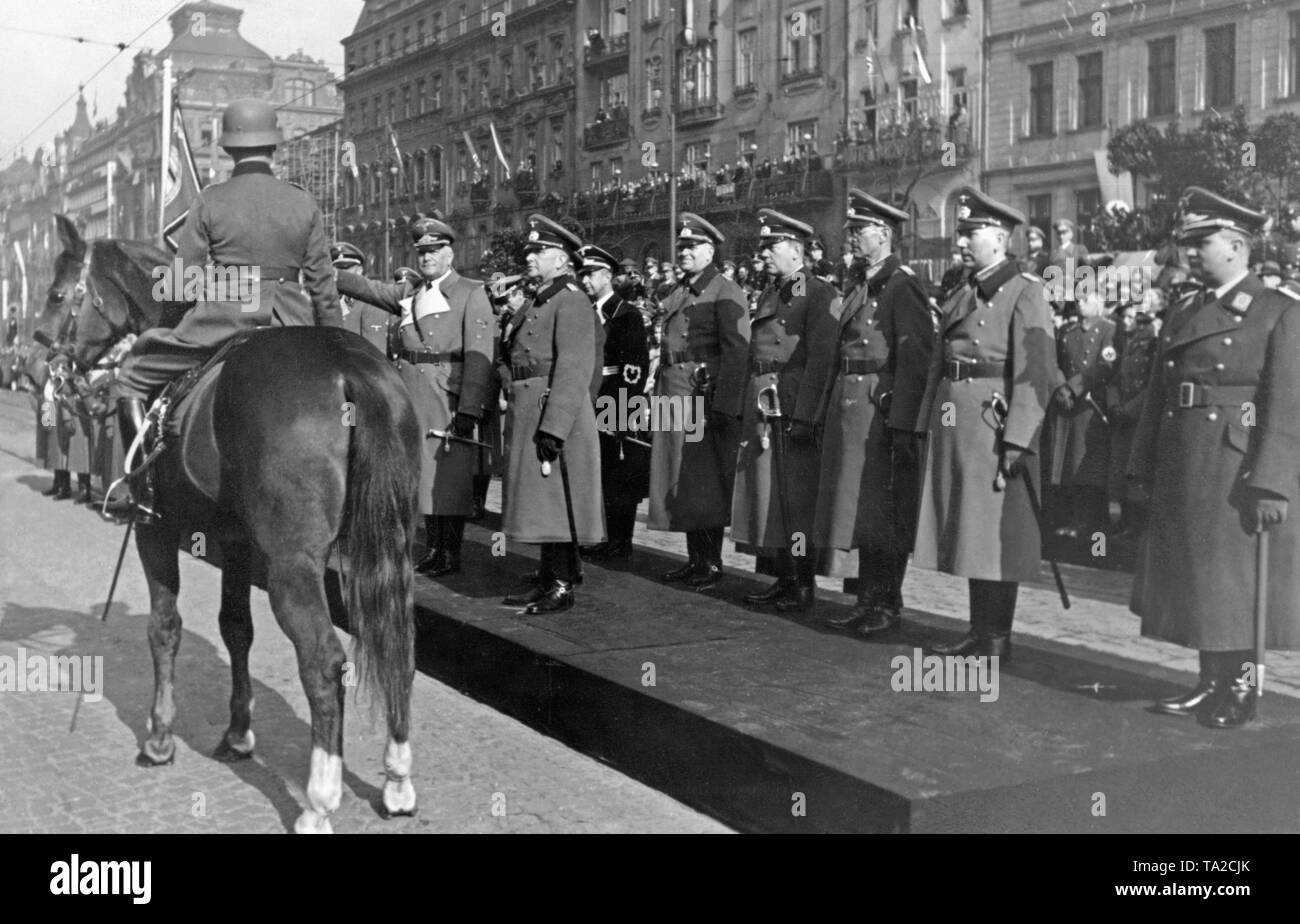 Ein Jahr nach der Errichtung des Protektorats Böhmen und Mähren, eine militärische Parade findet am Wenzelsplatz in Prag. Reichsprotektor Konstantin von Neurath grüßt die Soldaten, die reiten durch sind. Rechts neben ihm steht General Erich Friderici. Die erste slowakische Republik wurde auf Hitlers Befehl im März 1939 gegründet, und Böhmen und Mähren wurden von der Wehrmacht besetzt. Stockfoto