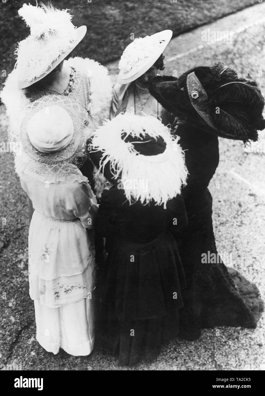 Frauen mit opulenten Hüte auf einer Gartenparty. Stockfoto