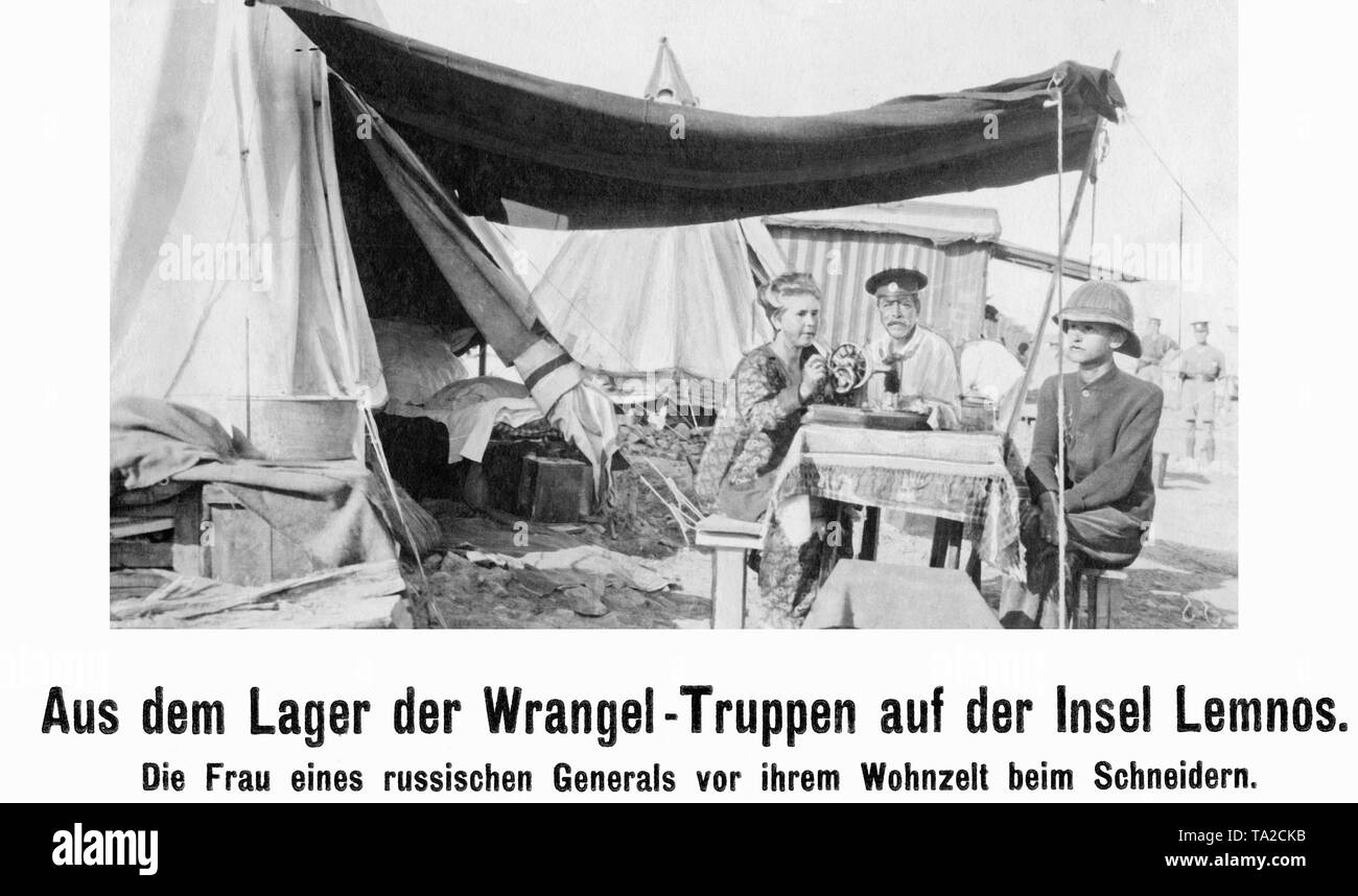 White Army Camp unter der Führung von General Pjotr Wrangel auf der Insel Limnos. Der russische General Frau sitzen vor ihrem Zelt, Schneiderei. Stockfoto