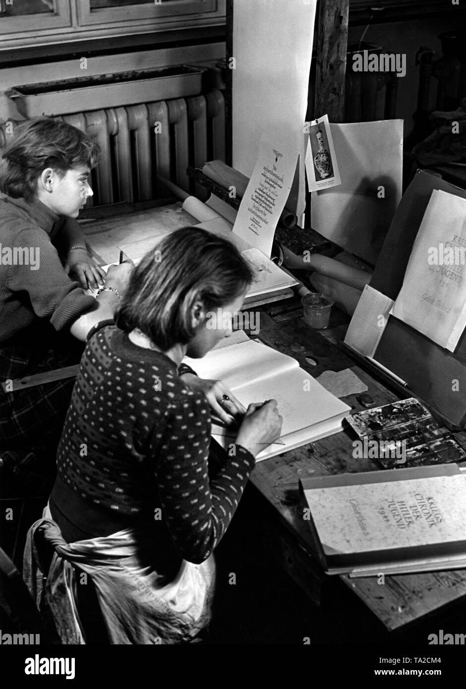 Schülerinnen zeichnen Zeichen in der angewandten Kunst Klasse von Professor Karl Kämpf an der Hochschule für Bildende Künste in Berlin. Die Mädchen haben die Aufgabe, den 'Krieg Chronik der Hitlerjugend 1941' kopieren. Stockfoto