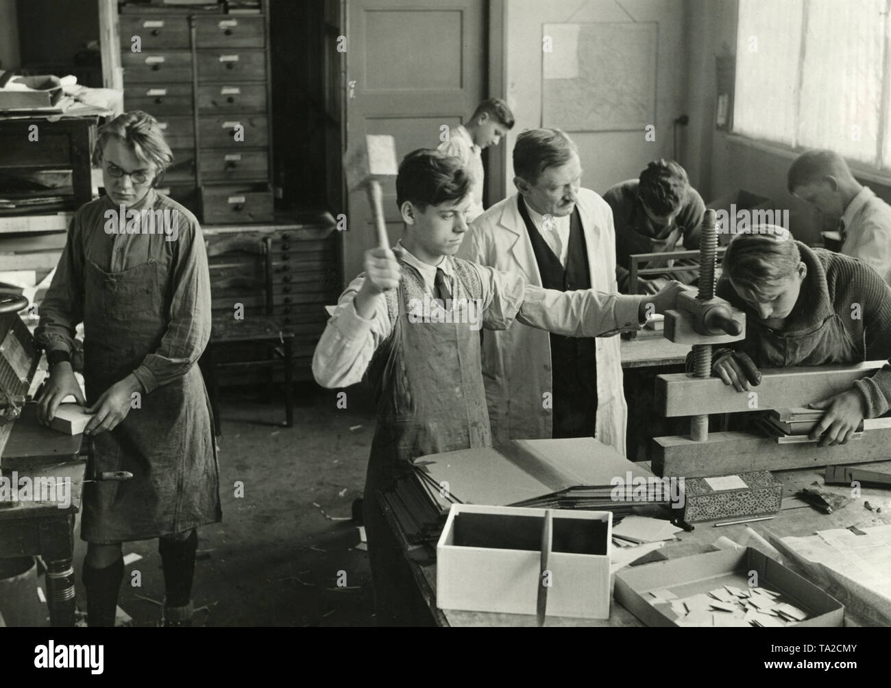 Im Arbeitsamt Berlin-Mitte junge Menschen sind in einer Buchbinderei engagiert, um Sie weg von der Straße zu halten und ihre Arbeit Haltung bewahren (entsprechend der ursprünglichen Beschriftung). Stockfoto