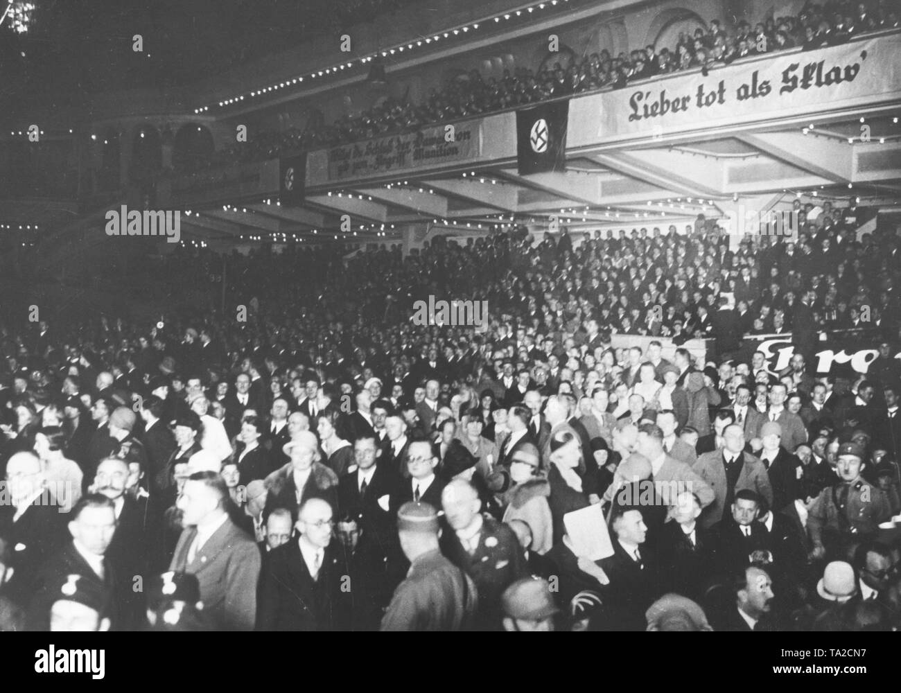 Blick auf eine Veranstaltung der NSDAP im Berliner Sportpalast, in dem Adolf Hitler zum ersten Mal als Sprecher wird, nach 3 Jahren Sprechen in der Öffentlichkeit verbieten. Die Tribünen sind mit Slogans wie "Hast du das Ende des Dawesfron geben Munition Angriff' eingerichtet und "Lieber tot als Sklave". Stockfoto