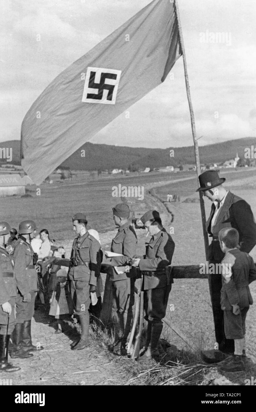Ein Tschechischer Offizier Patrouille führt die einmarschierenden deutschen Truppen an ihren Bestimmungsort in Zone I Am 4. Oktober 1938. Auf der rechten Seite der Tschechischen, auf der die deutschen Soldaten. Stockfoto