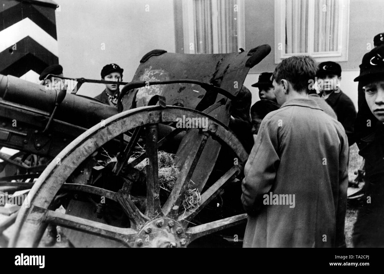 Jungen aus dem Deutsches Jungvolk nehmen an der Ausstellung 'Der Sieg im Westen" ( "Sieg im Westen"). Foto: Foto der Propaganda Firma (PK) Gofforje Stockfoto