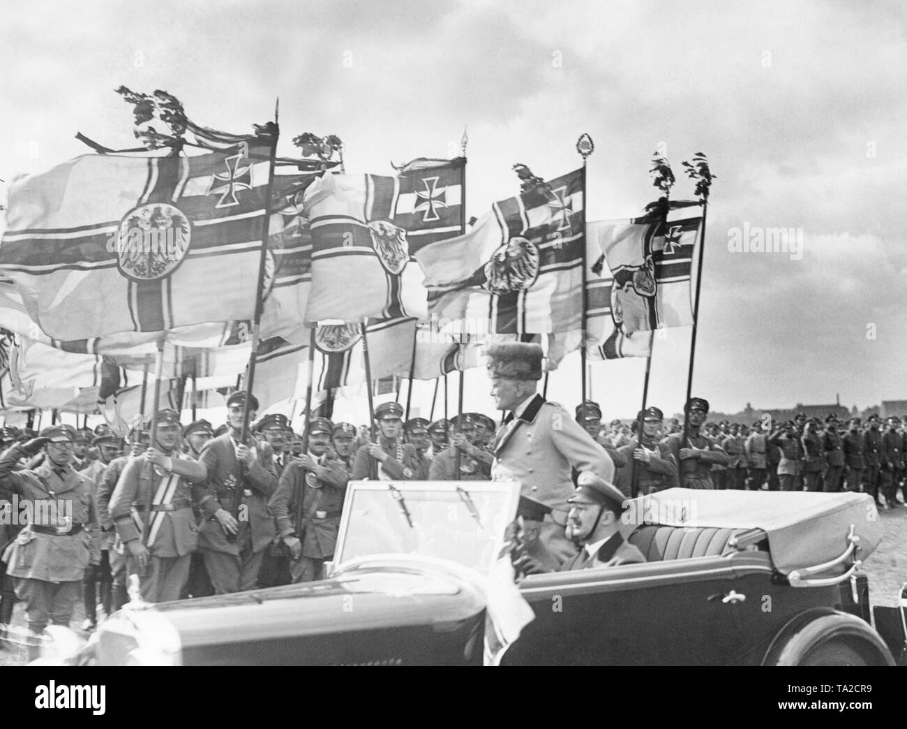 Bei einem Stahlhelm namentliche auf dem Tempelhofer Feld, Generalfeldmarschall August von Mackensen (stehend im Auto) prüft die Anwesenden ihren Reichskriegsflaggen (Imperial war Flags). Stockfoto