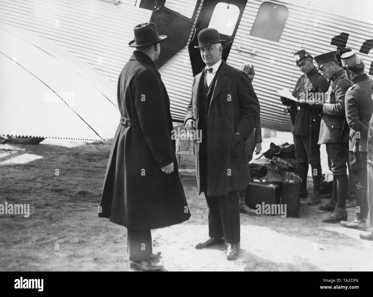 Der Reichstag Stellvertreter Hugo Graf von und zu Lerchenfeld in Koefering und Schönberg (BVP) erhält aus einem Junker Motor am Münchner Flugplatz Oberwiesenfeld, im Hintergrund Polizisten überprüfen Sie das Gepäck. Stockfoto