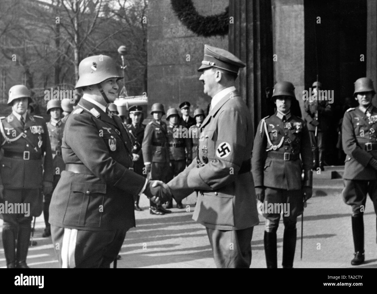 Adolf Hitler ist von Hermann Göring vor dem Mahnmal "Unter den Linden" in Berlin begrüßt. Der Anlass ist die Heldengedenktag ('Tag des Gedenkens an die Helden"). Stockfoto