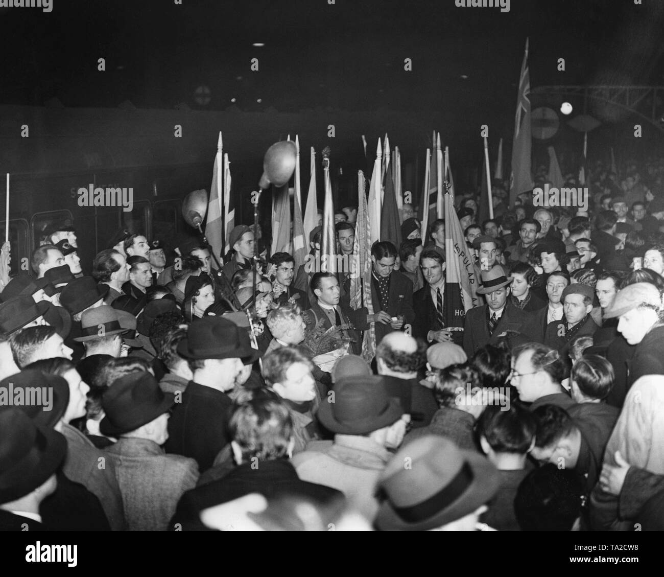 Foto der freiwilligen Republikanischen spanischen Kämpfer auf der Rückkehr aus dem Spanischen Bürgerkrieg, an der Victoria Station in London am 7. Dezember 1938. Die 400 Kämpfer der Internationalen Brigaden am Bahnhof von einer Menschenmenge und sozialistischen Beamten erhalten. Stockfoto