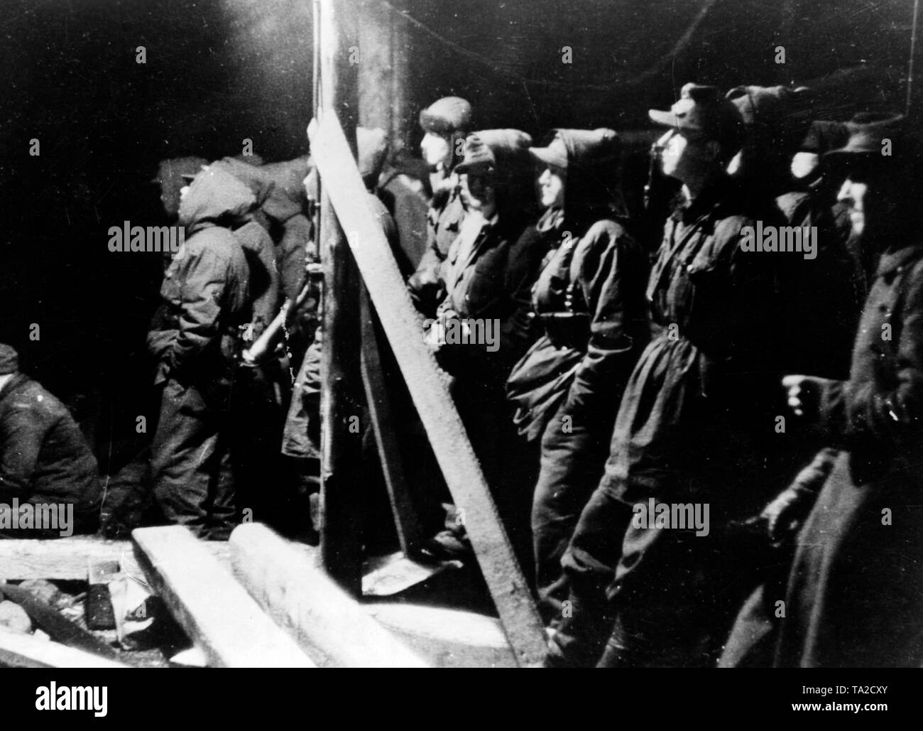 Deutsche Soldaten Warten auf die Fähre an einer Pier sie über einem Fjord in Norwegen zu nehmen. Foto der Propaganda Firma (PK): Kriegsberichterstatter Bauriedl. Stockfoto