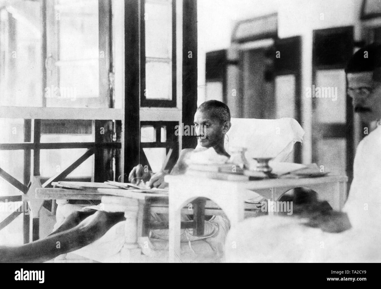 Der Führer der indischen Unabhängigkeitsbewegung Mahatma Gandhi zusammen mit seiner Sekretärin bei der Beantwortung von Briefen. Stockfoto