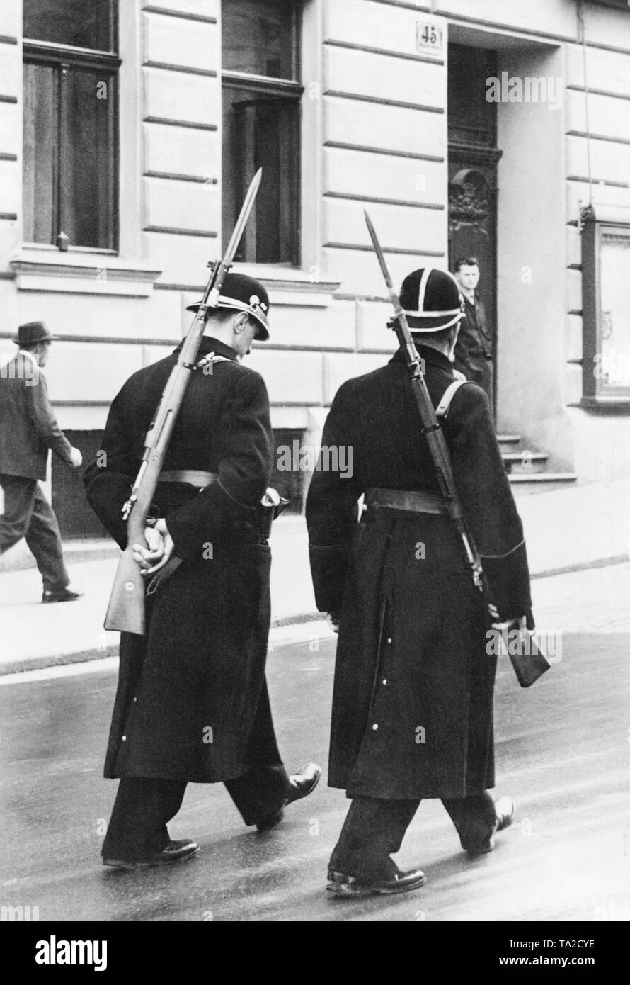 Zwei tschechische Polizisten mit Bajonetten in Cheb. Seit der Machtergreifung der Nationalsozialisten in Deutschland, die Konflikte zwischen den Sudetendeutschen Minderheit und die Tschechoslowaken hatte intensiviert. Stockfoto