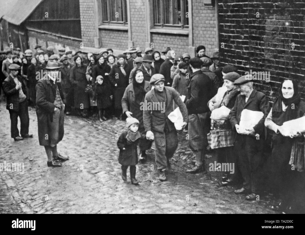 Tschechen im Sudetenland nach Prag im Sudetenland Krise fliehen. Die Flüchtlinge werden Wartezeiten vor Flüchtlingen Unterkunft. Stockfoto