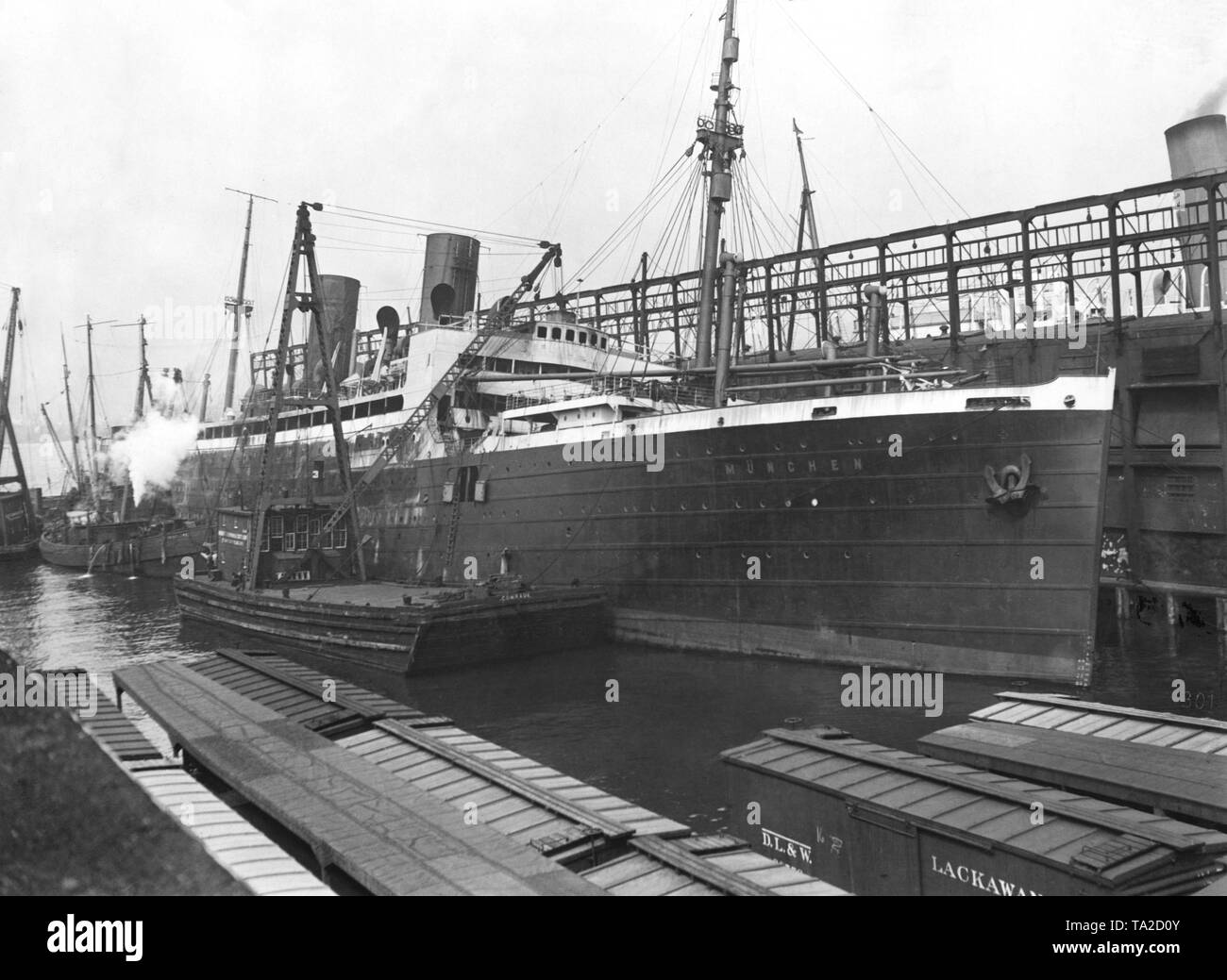 Die passagierdampfer 'Muenchen', schwer beschädigt wurde nach einem Brand im Hafen von New York repariert ist, in der Lage sein, seinen Heimathafen Bremen zurückzukehren. Das Schiff, die später zu den teuben' umbenannt wurde im Jahre 1945 von einem sowjetischen U-Boot versenkt. Stockfoto