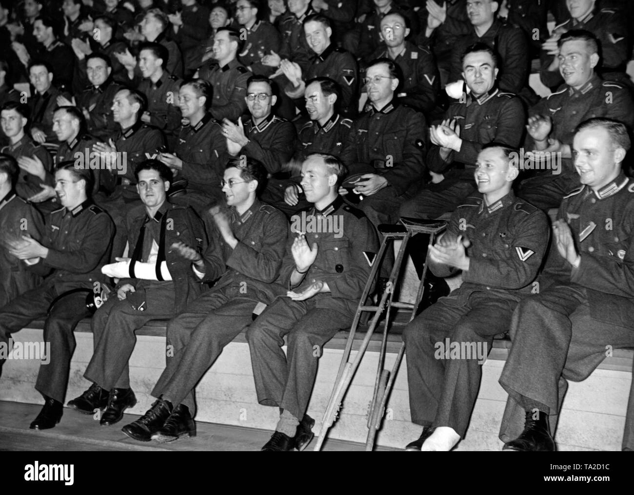 Blick auf das Publikum bei einer Veranstaltung für die Verwundeten der Berliner Lazarett in der Kuppelhalle des Reichssportfeld. Foto: Hoffmann Stockfoto
