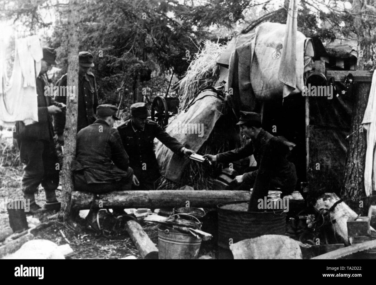 Die Post ist auf eine Gruppe von Deutschen Berg troopers in einem übergeben improvisierte Lager in den Wäldern des nördlichen Norwegen. Foto der Propaganda Firma (PK): kriegsberichterstatter Kessler. Stockfoto